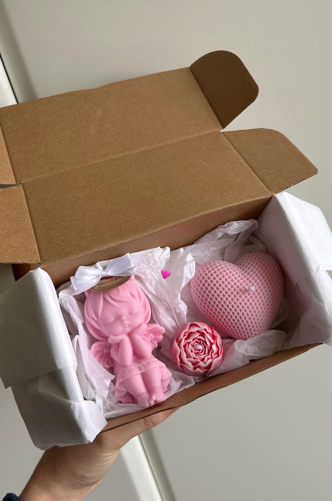Conjunto anjo, rosa e flor em tons de rosa